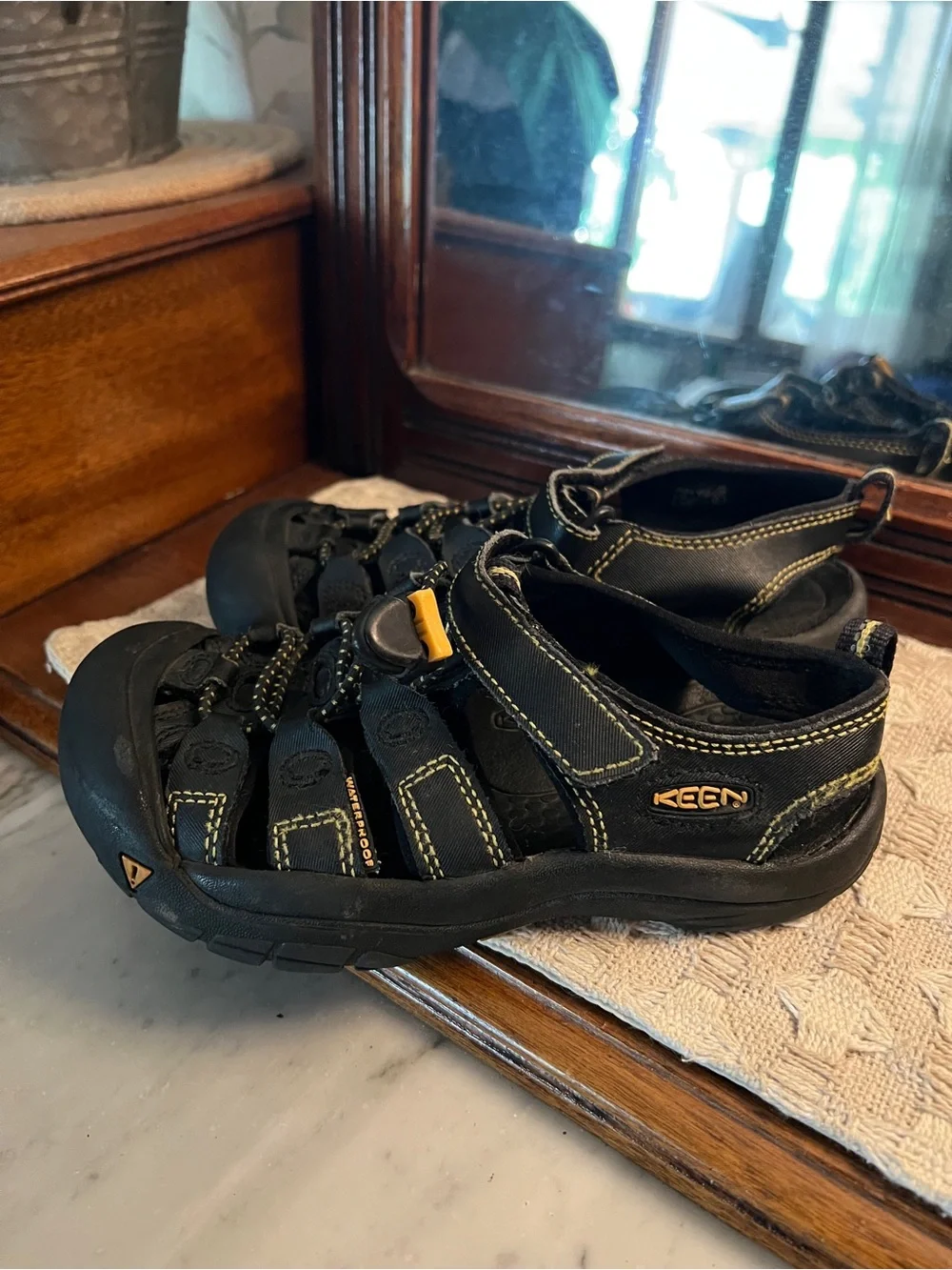 KEEN Classic Newport H2 Outdoor Water Summer Hiking Sandals Black Yellow Kids 1